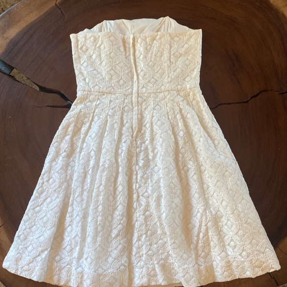 Lilly Pulitzer Caitlin White Lace Strapless Dress/ Size 2 - Picture 7 of 10